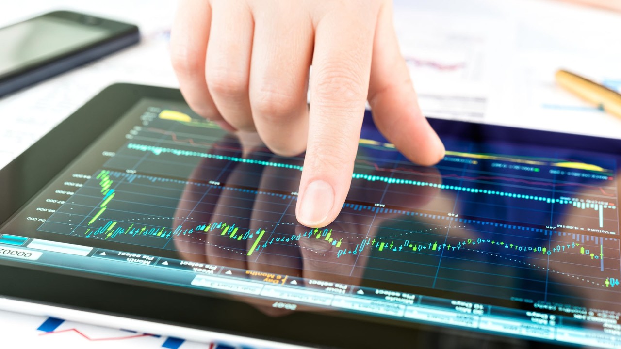 Dynamically routing and rerouting robots for efficient truck loading